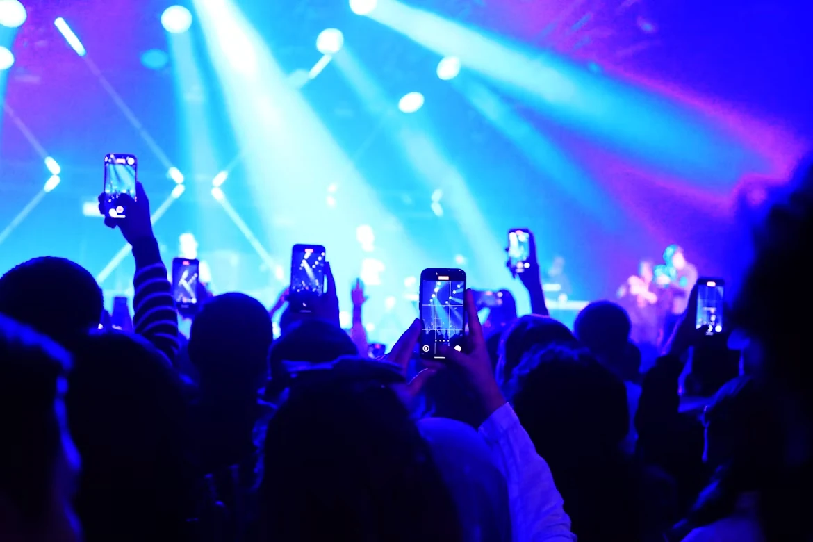 Publiczność nagrywająca koncert telefonami